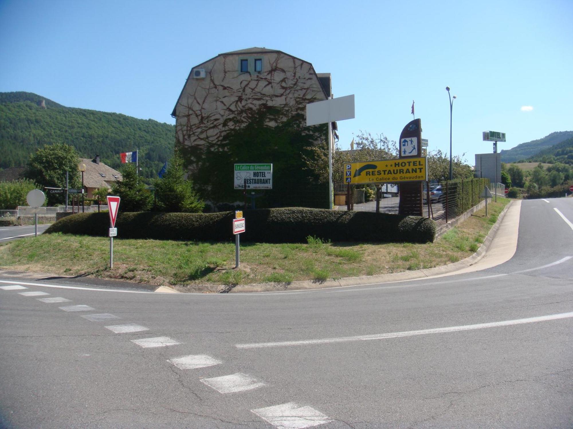 Hotel-Restaurant Le Calice Du Gevaudan - A75 Banassac Exterior foto