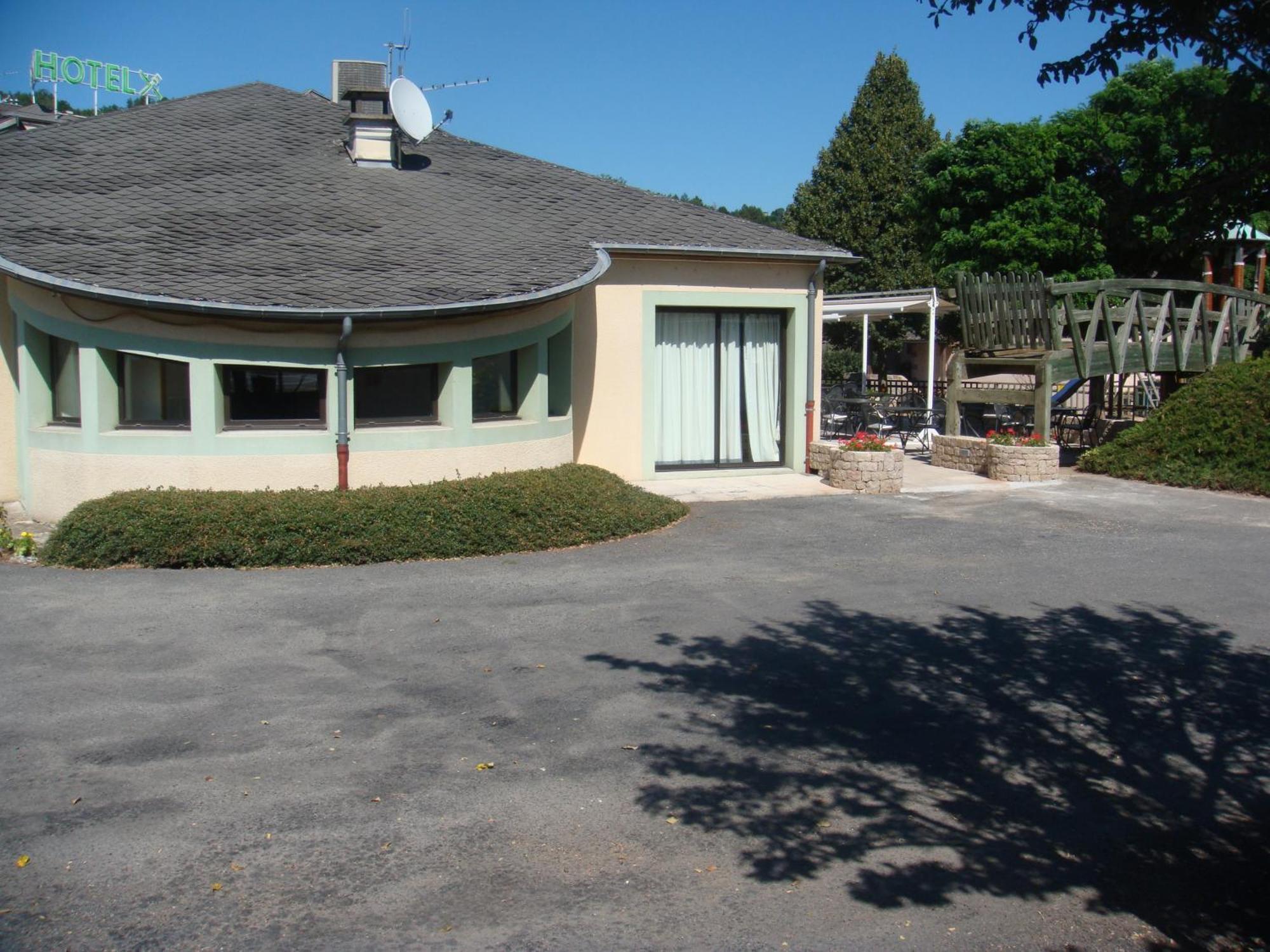 Hotel-Restaurant Le Calice Du Gevaudan - A75 Banassac Exterior foto