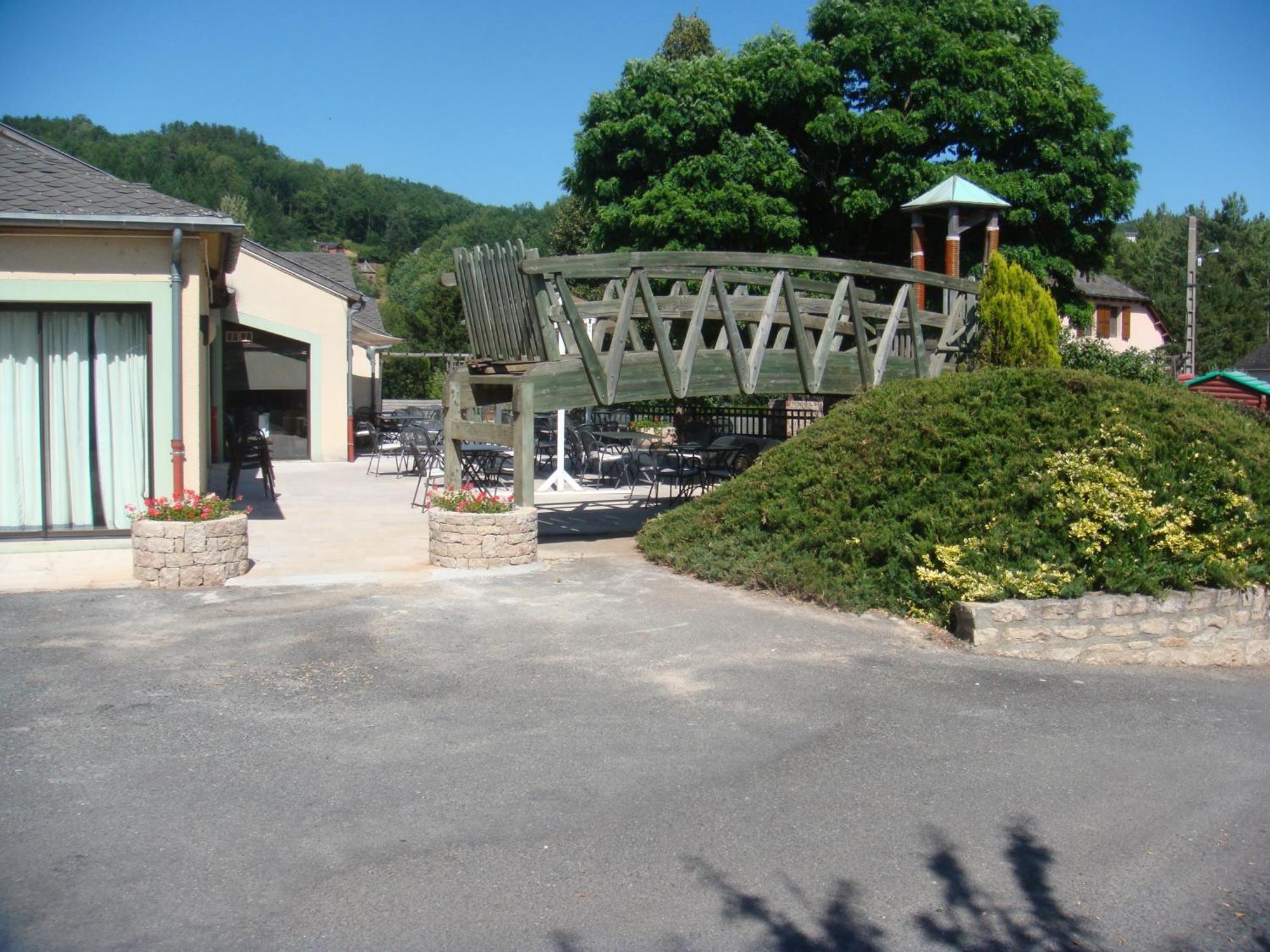 Hotel-Restaurant Le Calice Du Gevaudan - A75 Banassac Exterior foto